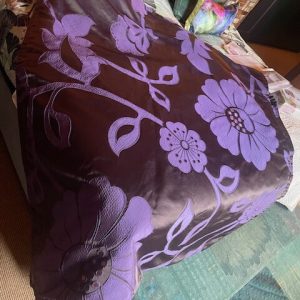 bruin met paarse bloemen, M.M. Metamorphosis, achterkant gevoerd met bruin kleur passend bij de voor stof van Eijffinger, wandkleed / tafel kleed / bed loper / sprei / plaid / kleed, 150 x 130 cm,  (op voorraad) V1