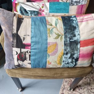 Roze blauw kussen stroken verticaal 40x60cm langwerpig, M.M. Metamorphosis, hand werk, de achterkant bruin zijden look, prijs incl. binnen kussen (op voorraad) V1