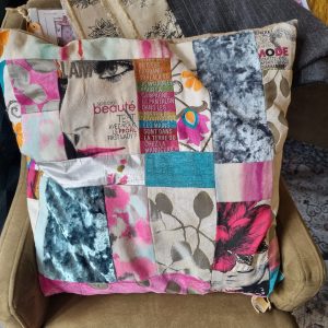 Roze blauw kussen 60x60cm vierkant ,M.M. Metamorphosis, patchwork hand werk, de achterkant beige linnen, prijs incl. binnen kussen (op voorraad) V1