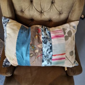 Roze blauw kussen stroken verticaal 40x60cm langwerpig, M.M. Metamorphosis, hand werk, de achterkant beige met bruine strepen, prijs incl. binnen kussen (op voorraad) V1