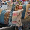 Roze blauw kussen stroken verticaal 40x60cm langwerpig, M.M. Metamorphosis, hand werk, de achterkant beige met bruine strepen, prijs incl. binnen kussen (op voorraad) V1 - Afbeelding 3