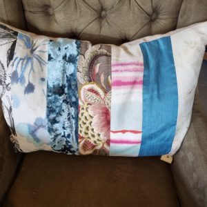 Roze blauw kussen stroken verticaal 40x60cm, M.M. Metamorphosis, hand werk, de achterkant beige met bruine strepen, prijs incl. binnen kussen (op voorraad) V1