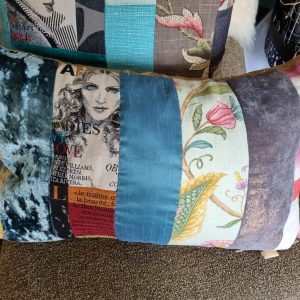 Roze blauw stroken verticaal kussen 40x60cm langwerpig, M.M. Metamorphosis, patchwork met hand werk, de achterkant beige bruin, prijs incl. binnen kussen (op voorraad) V1