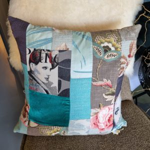 roze blauw kussen 60x60cm vierkant, M.M. Metamorphosis, patchwork hand werk, de achterkant beige bruin, prijs incl. binnen kussen (op voorraad) V1