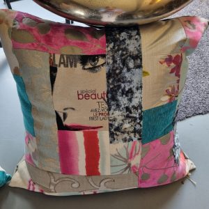 Roze blauw kussen 60x60cm vierkant, M.M. Metamorphosis, patchwork hand werk, de achterkant taupe zijden look, prijs incl. binnen kussen (op voorraad) V1