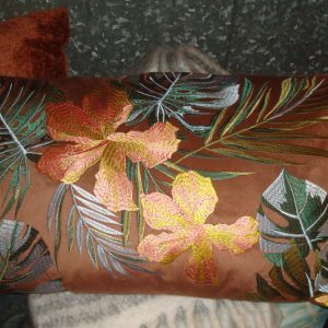 Bruin oranje kussen 40x60cm langwerpig, Diga Colmore fluweel geborduurde bloemen genaamd Cushion flowers multi color brown velvet, achterkant fluweel bruin, inclusief binnen kussen ( niet op voorraad)  V0