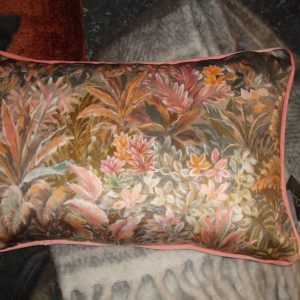 roze groen gemêleerd kussen 35x45cm langwerpig, M.M. Metamorphosis, Diga Colmore, fluweel kussen met bladeren en bloemen genaamd Cushion wild flora multi color velvet, achterkant fluweel, incl. binnen kussen (op voorraad) V1