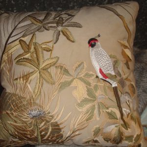 Beige zand kussen fluweel met vogel 50x50cm vierkant, Diga Colmore fluweel kussen met geborduurde vogel genaamd Cushion bird off white velvet, achterkant fluweel beige zand, inclusief binnen kussen (op voorraad) V1