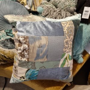 Blauw groen gemêleerd kussen 60×60cm vierkant, M.M. Metamorphosis, patchwork hand werk, de achterkant grijs zilver fluweel, prijs incl. binnen kussen (op voorraad) V1