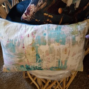 Blauw turkiose beige incl. binnen kussen 40×60cm langwerpig, M.M. Metamorphosis, hand werk, de achterkant blauw linnen look, (op voorraad) V1