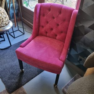 BRIK Group, Roze ibiza 19 ,geïmpregneerde stof tegen vuil en vlekken, eetkamer stoel Jesper met lage arm, capiton knopen en wielen, zwarte houten poot, dinner chair,  Zithoogte 45 cm en totale breedte 55 cm(op voorraad) V2