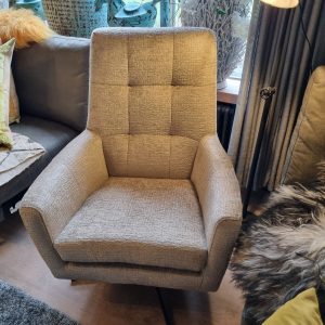 crème zachte stof met wat glans met  draaiend en een  zwart metalen onderstel stoel fauteuil model Dea, van Sevn de stof genaamd Fushion desert 109 (C), 65 Diep x 101 Hoog x 72 Breed cm bijpassende hocker kan worden bij besteld min 10% korting speciale aanbieding ( op voorraad) V1