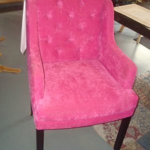 BRIK Group, Roze ibiza 19 ,geïmpregneerde stof tegen vuil en vlekken, eetkamer stoel Julian, met capiton knopen en wielen, zwarte houten poot met arm leuningen dinner chair, Zithoogte 55 cm en totale breedte 55 cm(op voorraad) V4