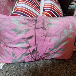 Roze lila kussen 40×60cm langwerpig, M.M. Metamorphosis, met grijze zilveren opdruk van bladeren, hand werk, de achterkant grijs, prijs incl. binnen kussen (op voorraad) V1