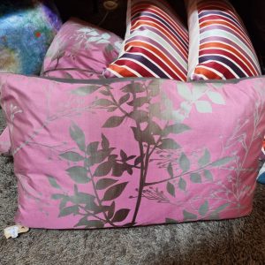 Roze lila kussen 40×60cm langwerpig, M.M. Metamorphosis, met grijze zilveren glans bladeren, handwerk, de achterkant grijs, prijs incl. binnen kussen (op voorraad) V1