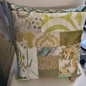 Groen beige gemêleerd kussen 45×45cm vierkant, M.M. Metamorphosis, patchwork hand werk, de achterkant groen fluweel, prijs incl. binnen kussen (op voorraad) V1