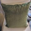 Groen beige gemêleerd kussen 45×45cm vierkant, M.M. Metamorphosis, patchwork hand werk, de achterkant groen fluweel, prijs incl. binnen kussen (op voorraad) V1 - Afbeelding 2