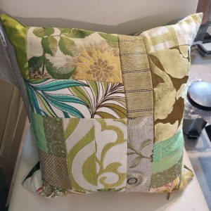 Groen beige gemêleerd kussen 45×45cm vierkant, M.M. Metamorphosis, patchwork hand werk, de achterkant groen fluweel, prijs incl. binnen kussen (op voorraad) V1