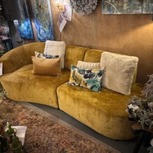 Geel oker, fluweel met een vleug, stof C Aphahrodite, totale lengte: 2,76 elementen bank met vaste kussens, met ronde hocker: 80 cm diameter, van Sevn model Denise, incl. 15% korting (op voorraad) V1 g