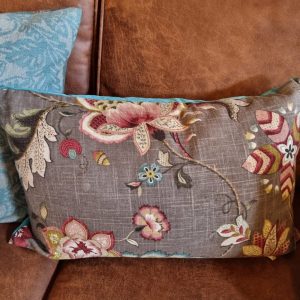 Bruin blauw gemêleerd kussen met bloemen en bladeren 40×60cm langwerpig, Aristide stof ,hand werk, de achterkant blauw fluweel, prijs incl. binnen kussen (op voorraad) V1