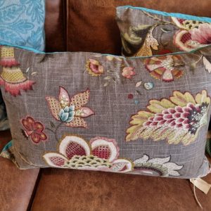 bruin blauw kussen met bloemen en bladeren 40×60cm langwerpig, Aristide stof, hand werk, de achterkant blauw fluweel, prijs incl. binnen kussen (op voorraad) V1