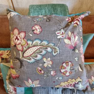 Bruin blauw kussen met bloemen en bladeren 60×60cm vierkant, Aristide stof hand werk, de achterkant blauw, prijs incl. binnen kussen (op voorraad) V1