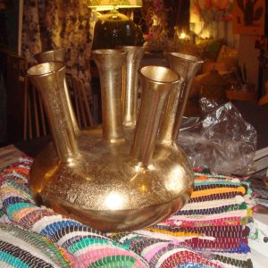 Brons, Diga Colmore Eurolight, look, rond met 6 openingen ,bloemen plant vaas, metaal, vase w/6 mouth oval ALU RAW/GOLD  hoogte: 28 cm breedte: 33 cm lengte: 33 cm (op voorraad) V0