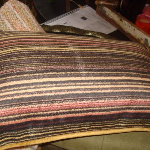 Roze bruin fluweel streepje incl. binnen kussen 35x45cm langwerpig, Diga Colmore, genaamd Cushion stripes multi color velvet, achterkant fluweel  (op voorraad) V1
