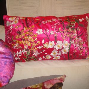 Roze rood bordeaux burgundy kussen 35x60cm langwerpig, Diga Colmore fluweel geborduurde bloemen genaamd Cushion flowers fuchsia, achterkant fluweel roze, inclusief binnen kussen (op voorraad) V2