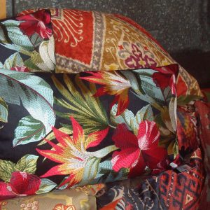 rood zwart gemêleerd kussen 35x60cm langwerpig, M.M. Metamorphosis, Diga Colmore fluweel kussen met geborduurde bloemen en groen genaamd Cushion flowers multi color black, achterkant fluweel zwart, inclusief binnen kussen (op voorraad) V2