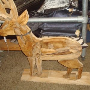 Varios, bruin teak houten rendier op houten standaard, achterkant effen hout, rendier akar L, lengte: 80 cm- breedte: 15 cm- hoogte: 71 cm (op voorraad) V2