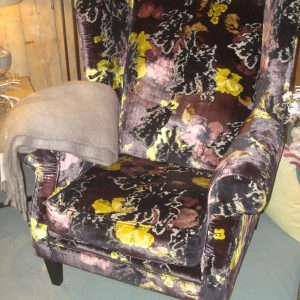 Meubitrend, paars taupe met bloemen gemêleerd, Stof: Wonder dessin 70 stof cat: F, fauteuil/stoel Concordia, zwart houten poten en losse kussens, lengte: 90cm, breedte: 75cm, hoogte: 110cm, zithoogte: 50cm, diepte: 55cm (op voorraad) V1