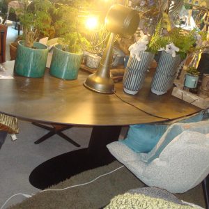 bruin keramiekblad eettafel ovaal met zwart metalen onderstel  middenpoot, Dimondi by Tuegra blad  brown rock poot is de O-poot,  Afmetingen (l x b x h) 240 x 120 x 73,5 cm (op voorraad) V1