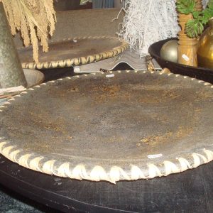 Zwart bruin  ronde aardewerk mat schaal met geweven rand buitenom fruit of decoratief gebruik, Diga Colmore, : 59 cm, hoogte: 2 cm, Plate RAF Xl (op voorraad) V2