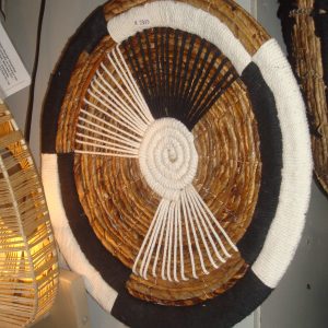 Zwart bruin beige, Pole to Pole, gemaakt van echt materiaal als wanddecoratie of tafel schaal, gewoven bananen blad, Web Walldecoration S met ophang haak, 40 cm x 40 cm x 5 cm V0