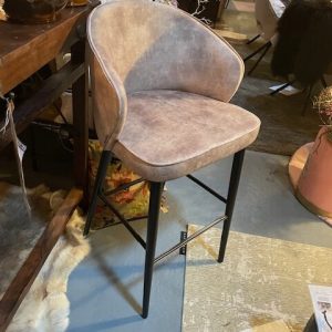 Beige taupe Diga colmore,  barkruk  June , halfronde rug, prachtig van vorm, met walnoot houten poot zwart,  met onopvallend rvs aan de kopse kant waar je voet op leunt tegen beschadigen super, zithoogte 75 totale hoogte 1.06 en breed 50 cm  (op voorraad) V2