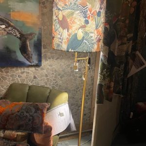 Goud, Light & Living, Montana vloerlamp / leeslamp / staande lampenvoet, met lampenkap houder voor dikke fitting en past elke kap grote op met onder een LED leeslampje aan de onderkant met  aparte bediening ( 2 kleine metalen knopjes ) naast elkaar hoog op de stang voor kap en led , metaal, voet 25 breed bij 25 diep en 1.40 hoog ( op voorraad ) V1