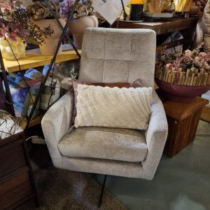 crème Beige bewerkt stof zacht glans stoel fauteuil Dea met draaibaar met een zwart metalen onderstel , Sevn, stof Trenza - Taupe stofgroep C, gemakkelijk afneembaar,  ( hocker Dea kan er eventueel bij worden geleverd ) 52Lx103Hx60B cm, min 10 % korting aanbieding ( niet op voorraad) V0)
