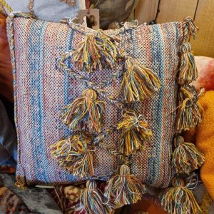 Rood geel gemêleerd kussen 45x45cm vierkant, Kersten B.V, kussen Tassels Polyester Multi geborduurd, achterkant grijs, incl. binnen kussen (op voorraad) V1
