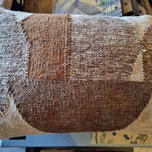 bruin Beige zand incl. binnen  kussen gebreid 40x60cm langwerpig, By Boo, Art brown  , achterkant beige zand, incl. binnen kussen ( niet op voorraad afname 6 of 12  ) V0