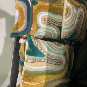 Geel groen gemêleerd kussen 45x45cm vierkant, Gert Snel, streep multicolor geborduurd en getuft, achterkant zand, incl. binnen kussen ( op voorraad ) V0