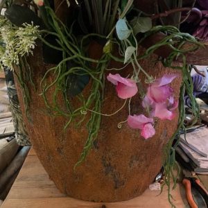 oranje roest bruin aardwerk, Luimes & Luimes,, tanger 40 lang en 40 hoog en 17 doorsnede cm langwerpige ovale vorm  bloem vaas plant pot aardewerk  ruwe buitenkant geleefd ( op voorraad ) V1