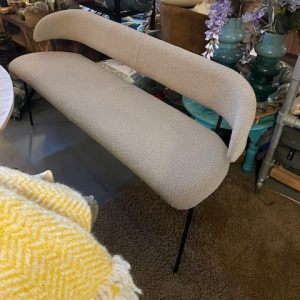 Bruin taupe, stof Copenhagen, hal, eetkamer bank, (BxDxH): 1,60x57x76 cm, genaamd Luka van Eleonora, met leuke afgeronde rug delen zit heerlijk en speelse opening rug, zwarte metalen poot - 10% korting (op voorraad) V1 g