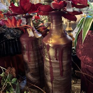 Rood bordeaux met goud, boven glazuur onder mat bruin aardewerk, Luimes en Luimes, bloem vaas plant pot met een paar takken al mooi Afmetingen 49 hoog doorsnede 14 de opening 3 cm (op voorraad) v 2