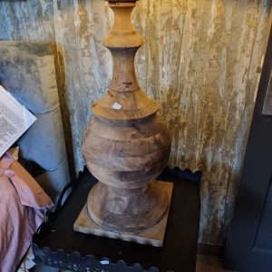 Bruin hout, Hoogendam Interiors by Mooss, hand gemaakt, prachtig vierkante voet erna ronde vormen, tafellamp / lees lamp, de voet 30L x 30B x 75H.  ( op voorraad  ) V2