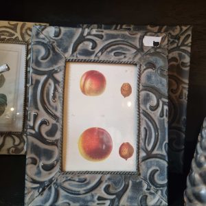 zwart geheel van ijzer fotolijstje klein,  Art sensation, bewerkte rand met aan achterkant om te kunnen staan of hangen 16L x 2Bx 21H cm (op voorraad) V1