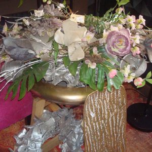 Roze, natuurlijke opmaak + schaal met bloemstuk compleet droog en zijde materialen hoog 52 cm en 80 lang het bloem stuk krans 42 doorsnede   ( op voorraad ) 1V