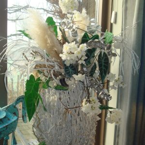 Wit, natuurlijke opmaak het bloemstuk, droog en zijde materialen hoog 50cm en 30 cm  ( op voorraad ) 2V