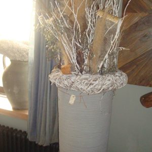 wit, natuurlijke opmaak + pot met bloemstuk compleet gedroogd echt materiaal en zijde materialen lang houdbaar hoog 1.20cm en doorsnede 25 cm ( op voorraad ) 2V