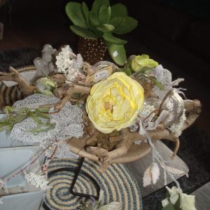 Wit, natuurlijke opmaak + ijzeren standaard met houten plateau en opmaak van het bloemstuk compleet droog en zijde materialen hoog 34 cm en 45 cm lang en breed 30 cm en voetje 16 cm doorsnede ( op voorraad ) V 1 (kopie)